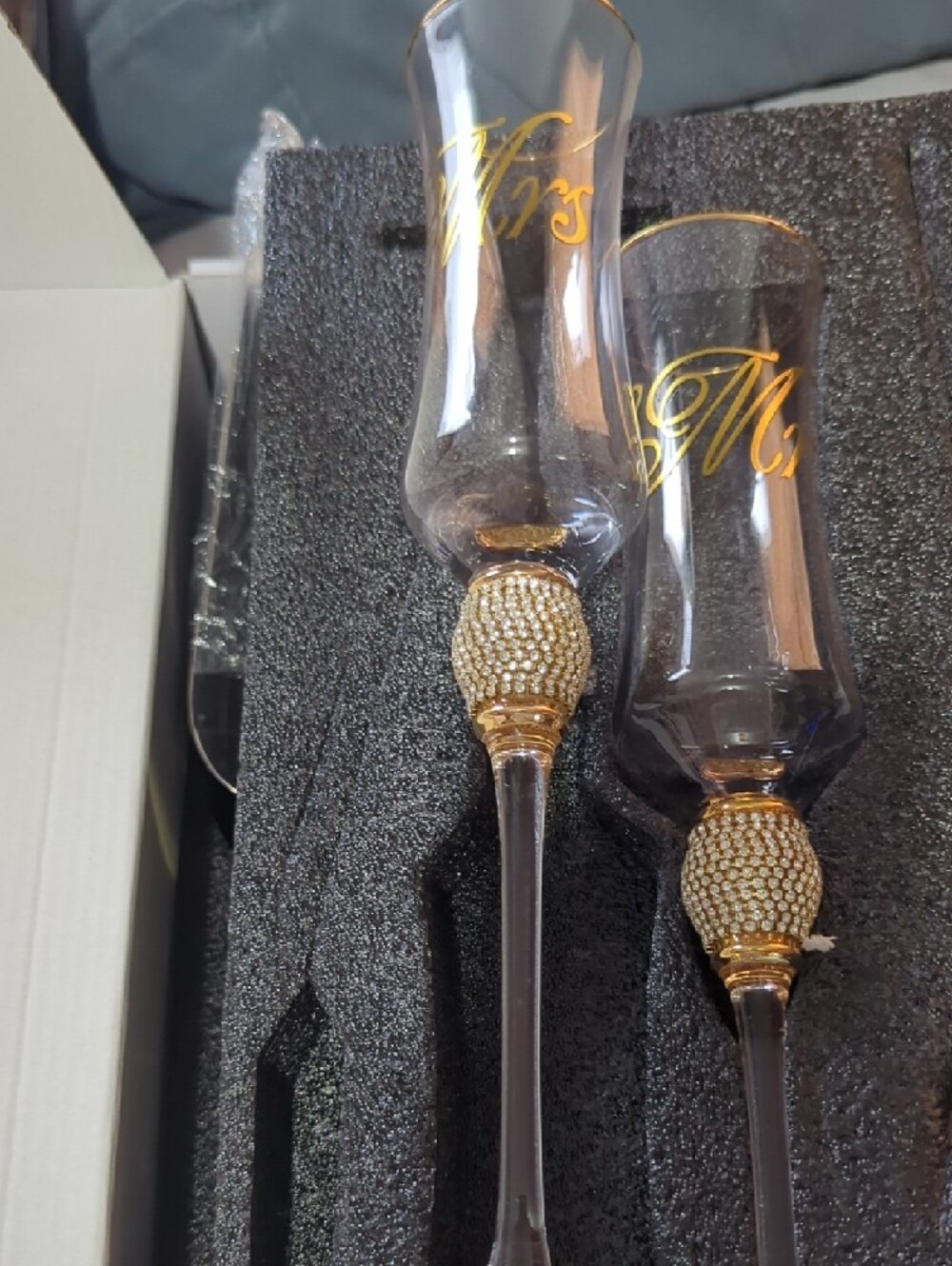 Mr & Mrs Premium Champagne Fluters With Cake Server Set